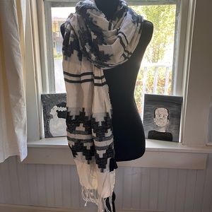 *Final Price* Steve Madden Aztec Scarf 🧣
